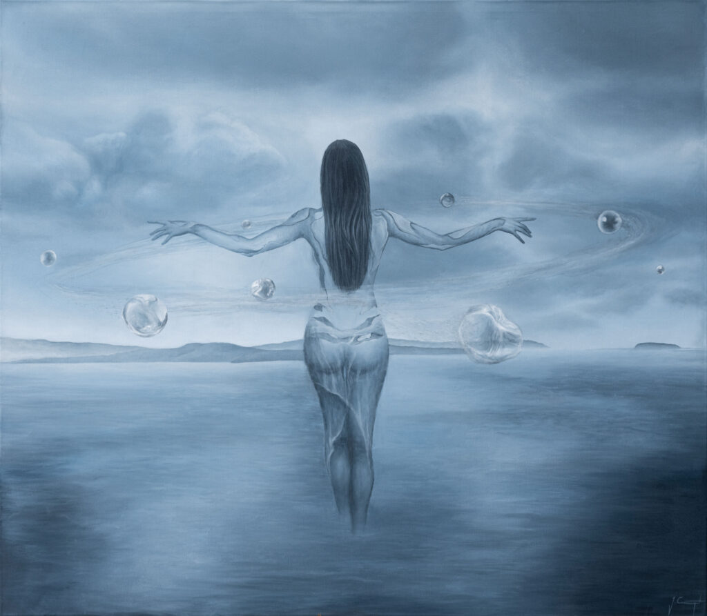 Rückenansicht einer weiblichen Figur, der Füße im Wasser stehen. Ihre Arme sind seitlich ausgebreitet und von kleineren Objekten umgegeben.