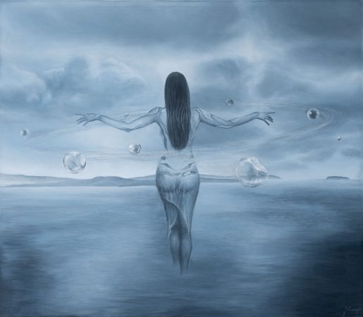 Rückenansicht einer weiblichen Figur, der Füße im Wasser stehen. Ihre Arme sind seitlich ausgebreitet und von kleineren Objekten umgegeben.