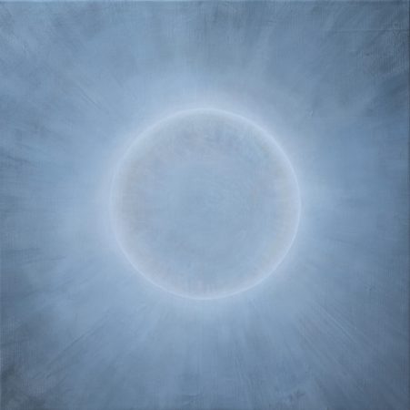 Gemälde in Blau- und Weißtönen, mittig der Sonnenball.